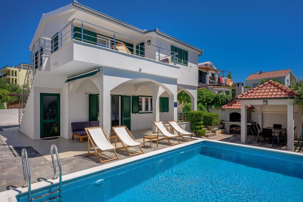 Sea Flower Beachfront Villa photo 3