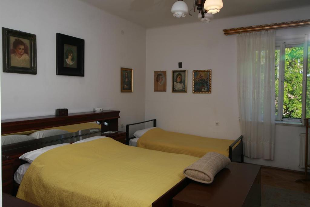 Spacious apartment in the center photo 2