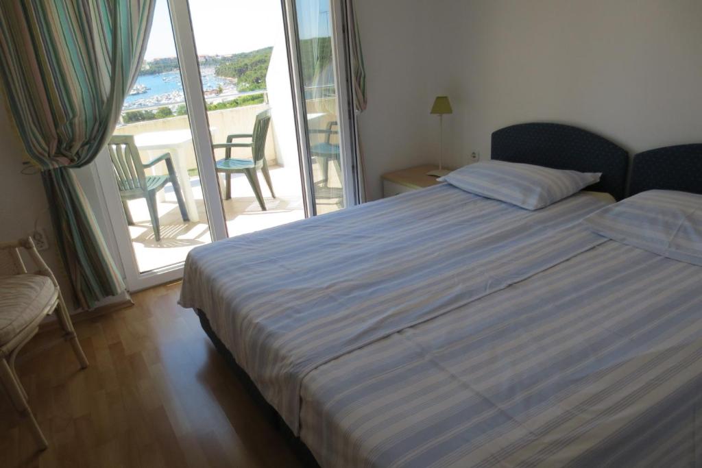 room 1 photo 2