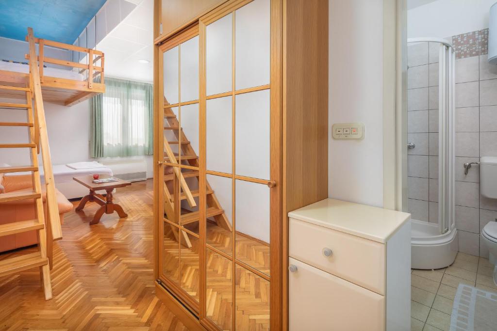 Tina Apartment in Town Centre with Free Parking photo 3