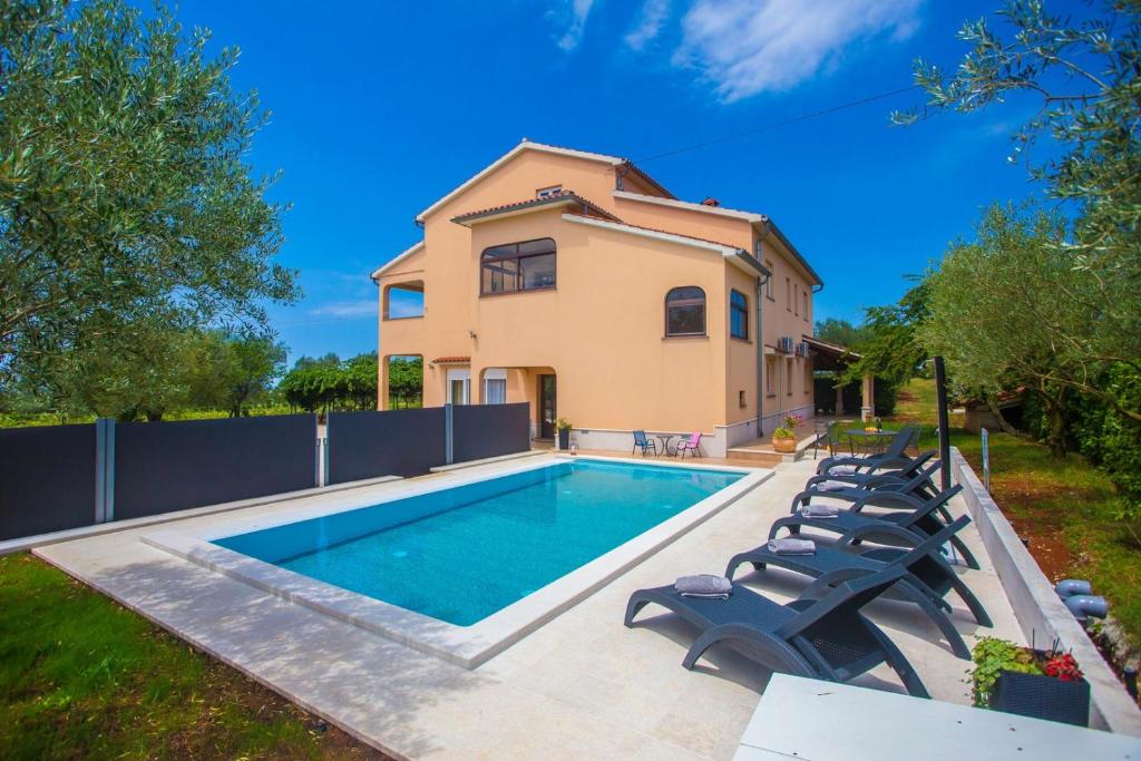 Three-Bedroom Apartment Mir with Private Infinity Pool — photo 1