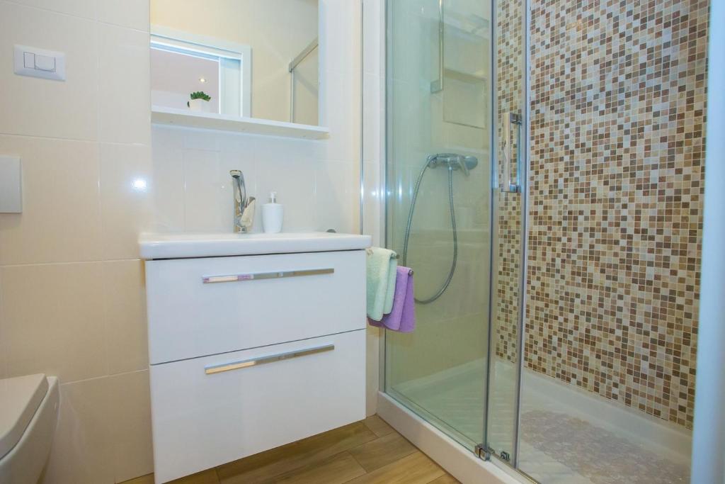 Three-Bedroom Apartment Mir with Private Infinity Pool photo 3