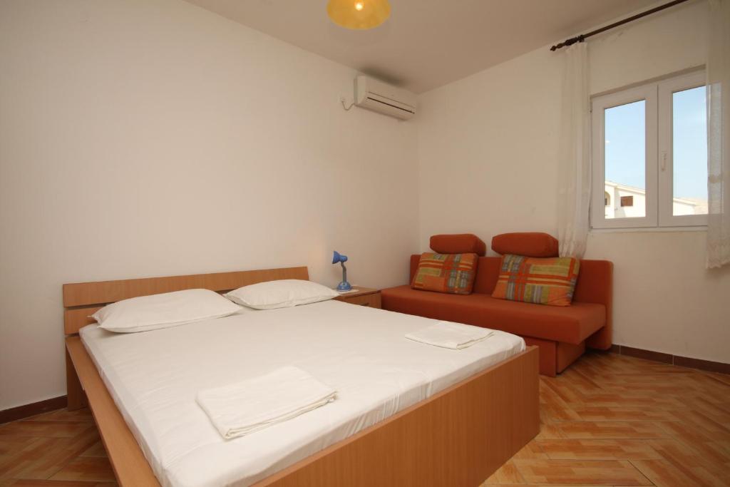 Apartments by the sea Pag - 6494 photo 2