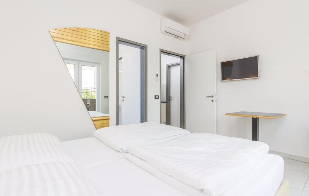 Studio Apartments Funtana with pool photo 2
