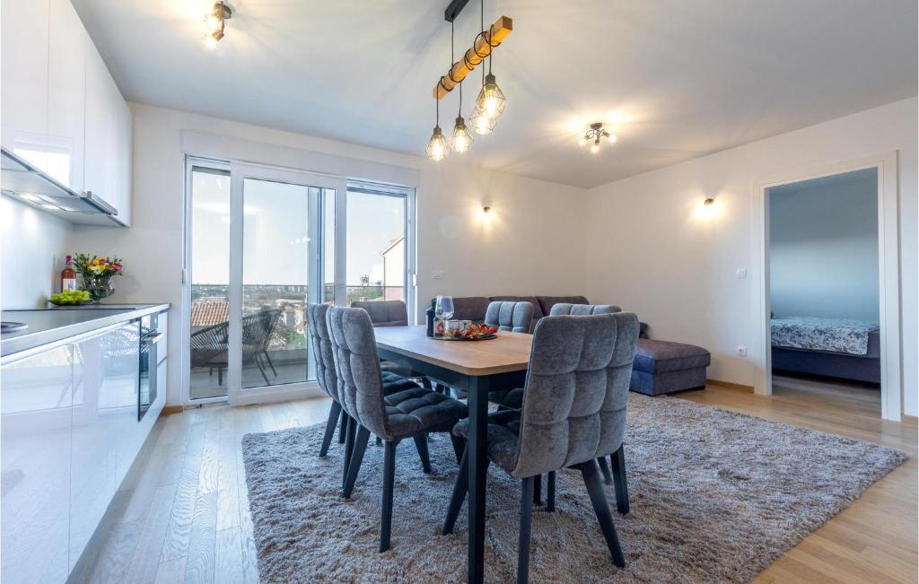 2 Bedroom Stunning Apartment In Solin photo 3