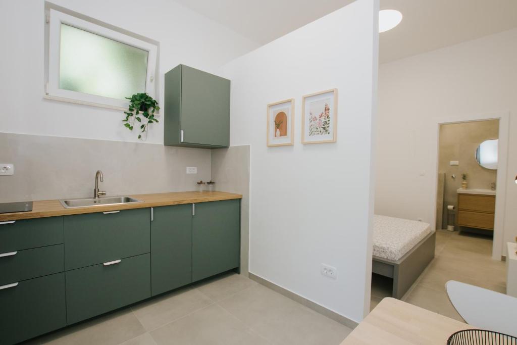 Apartments with parking spaces Mastrinka photo 3