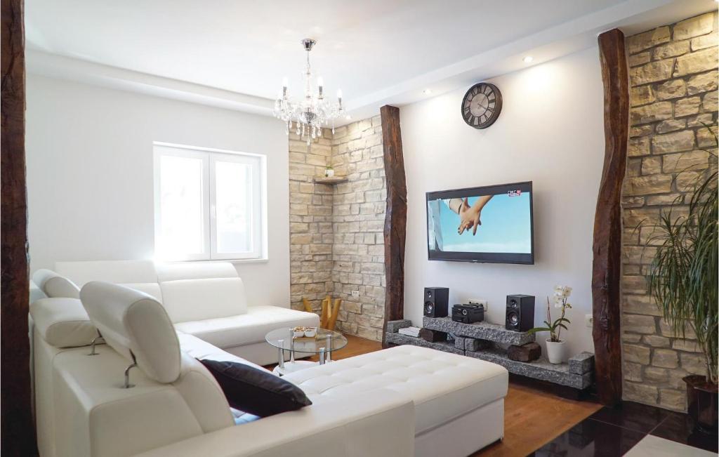 Three-Bedroom Holiday Home In Sumet photo 2