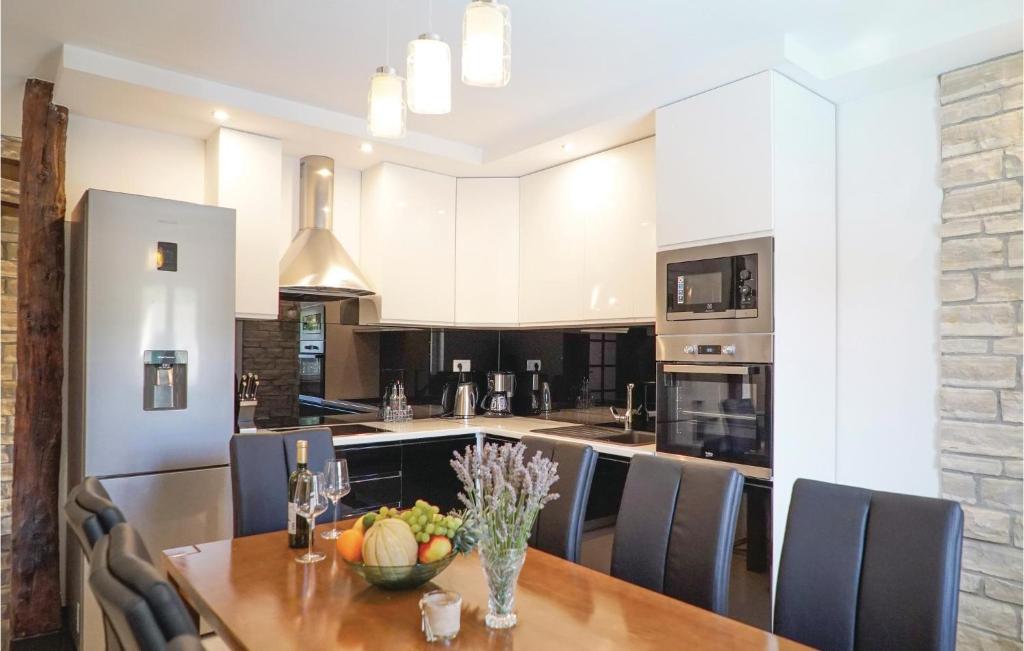 Three-Bedroom Holiday Home In Sumet photo 3