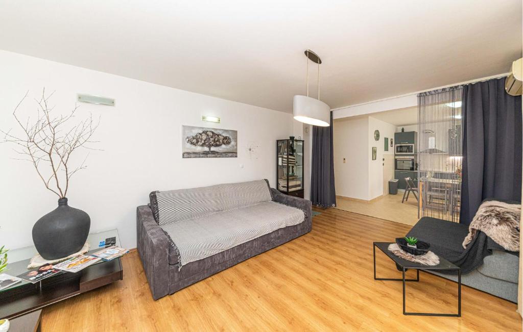Three-Bedroom Holiday Home In Kastel Stafilic photo 3