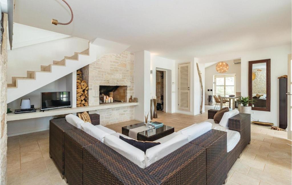Three-Bedroom Holiday Home In Stifanici photo 2