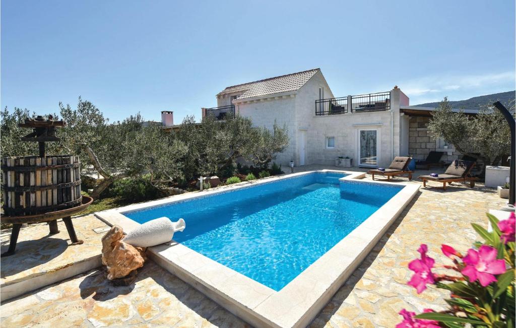 Three-Bedroom Holiday Home In Pucisca photo 2
