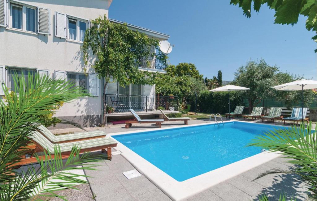 Three-Bedroom Holiday Home In Kastel Stari photo 2