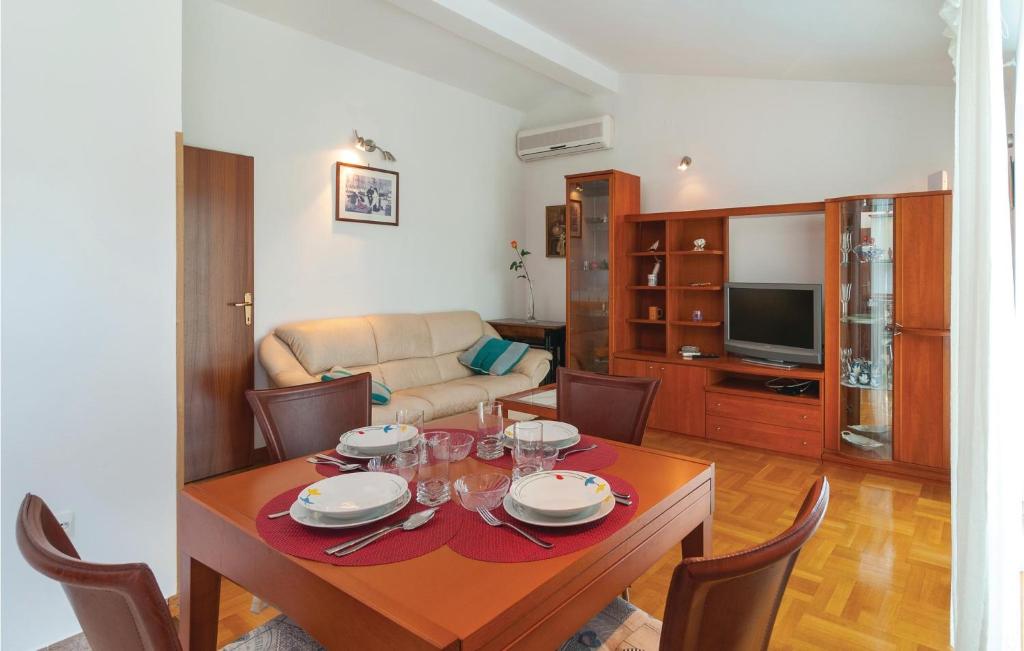 Three-Bedroom Holiday Home In Kastel Stari photo 3
