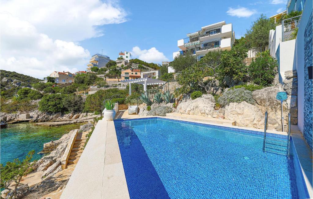 Six-Bedroom Holiday Home In Vinisce — photo 1