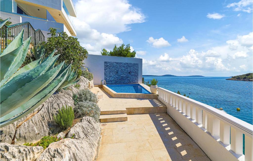 Six-Bedroom Holiday Home In Vinisce photo 2