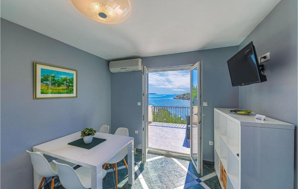Six-Bedroom Holiday Home In Vinisce photo 3
