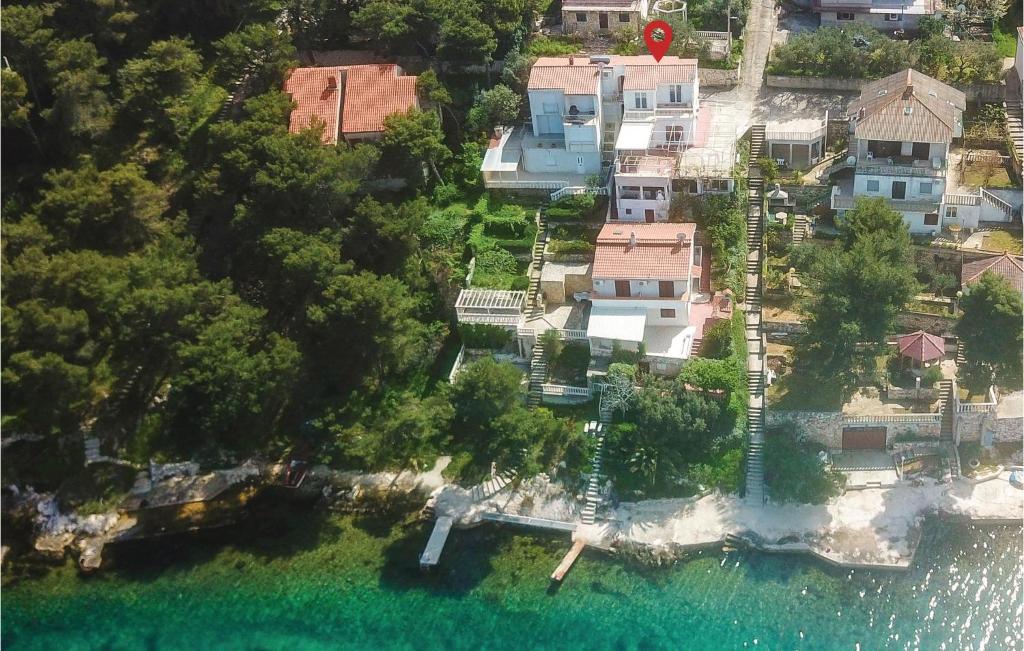 Three-Bedroom Holiday Home With Sea View In Okrug Donji photo 2
