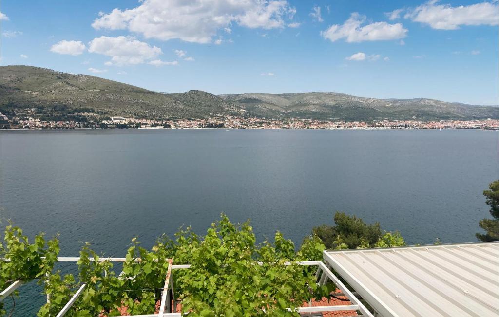 Three-Bedroom Holiday Home With Sea View In Okrug Donji photo 3