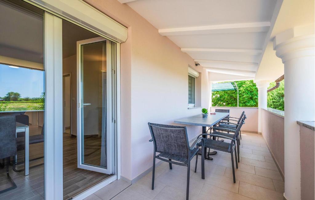 2 Bedroom Lovely Apartment In Valbandom photo 2
