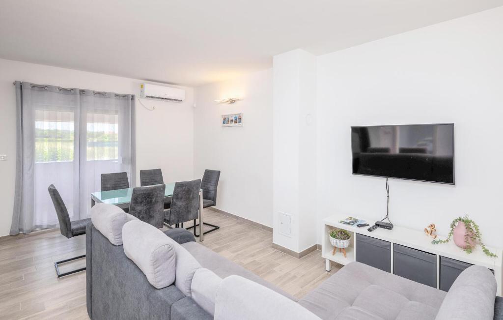 2 Bedroom Lovely Apartment In Valbandom photo 3