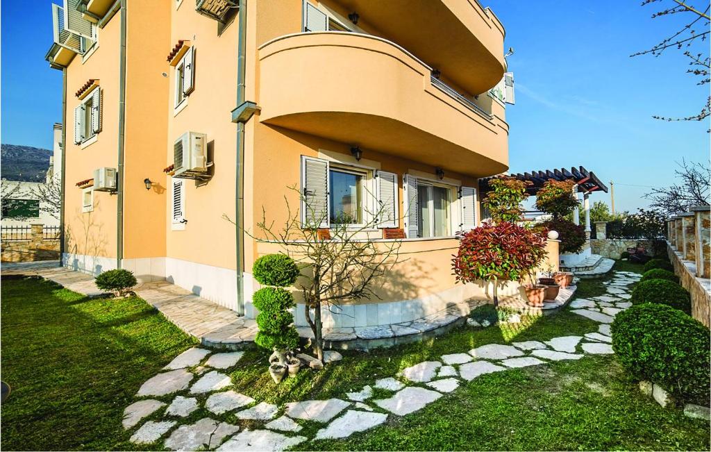 Three-Bedroom Apartment In Kastel Kambelovac photo 2