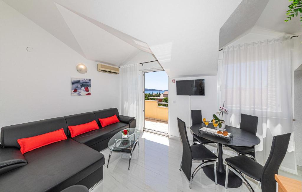 Three-Bedroom Apartment In Kastel Kambelovac photo 3