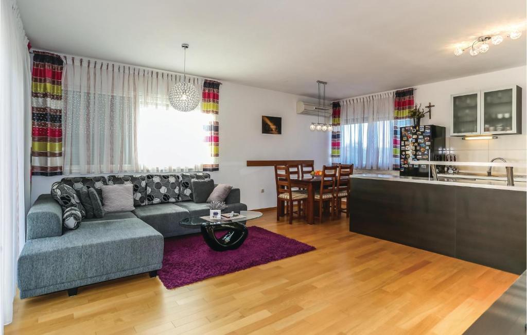 Stunning Home In Dugopolje photo 3