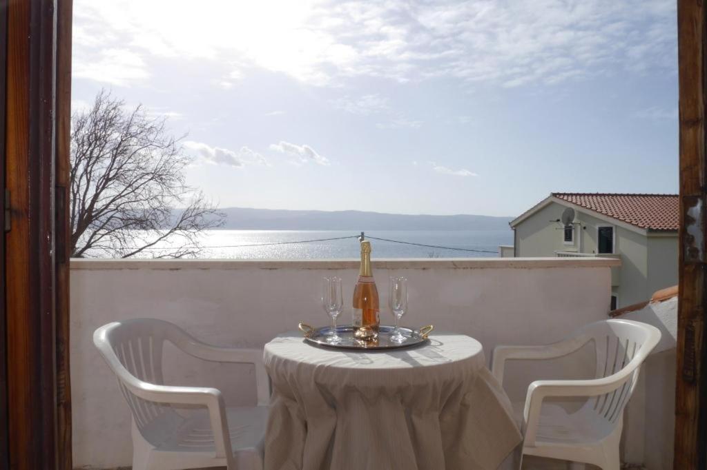 Studio apartment in Dugi Rat with sea view — photo 1
