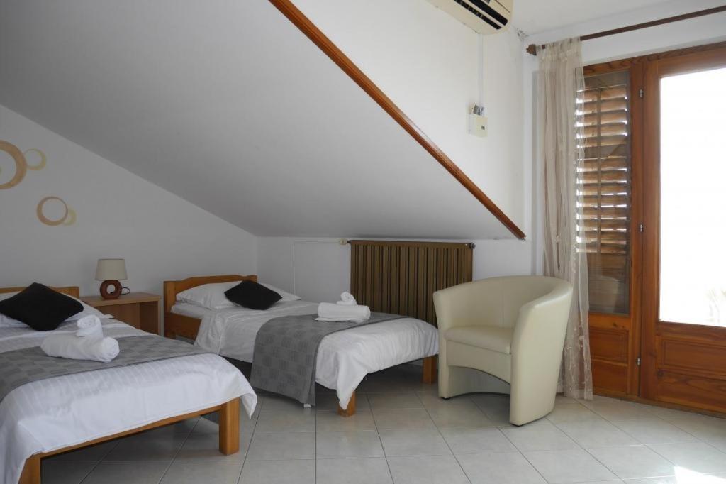 Studio apartment in Dugi Rat with sea view photo 2