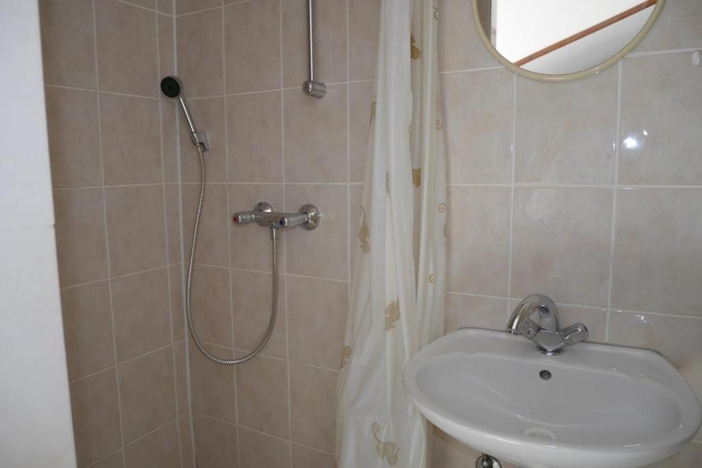 Studio apartment in Dugi Rat with sea view photo 3