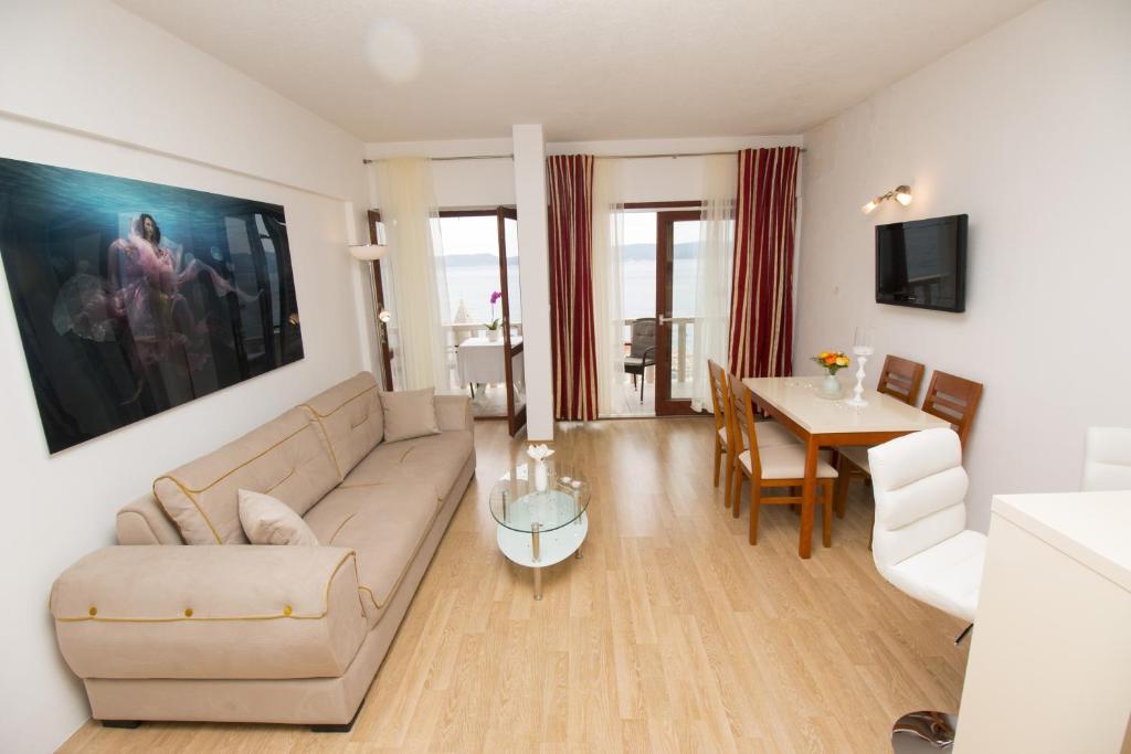 Apartments with parking space Pisak photo 3