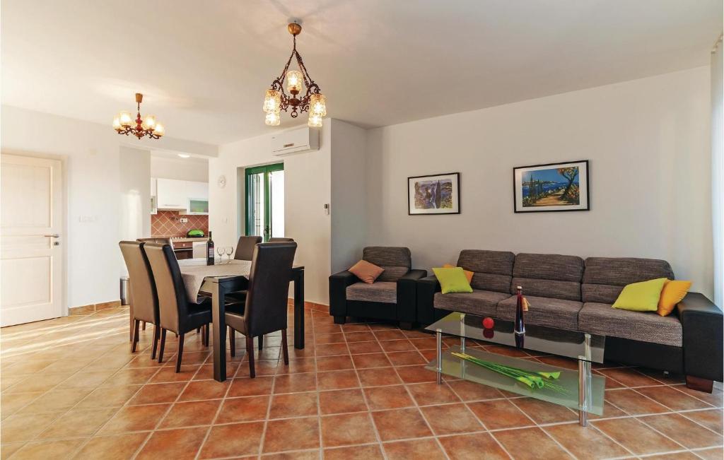 Three-Bedroom Apartment In Privlaka photo 2