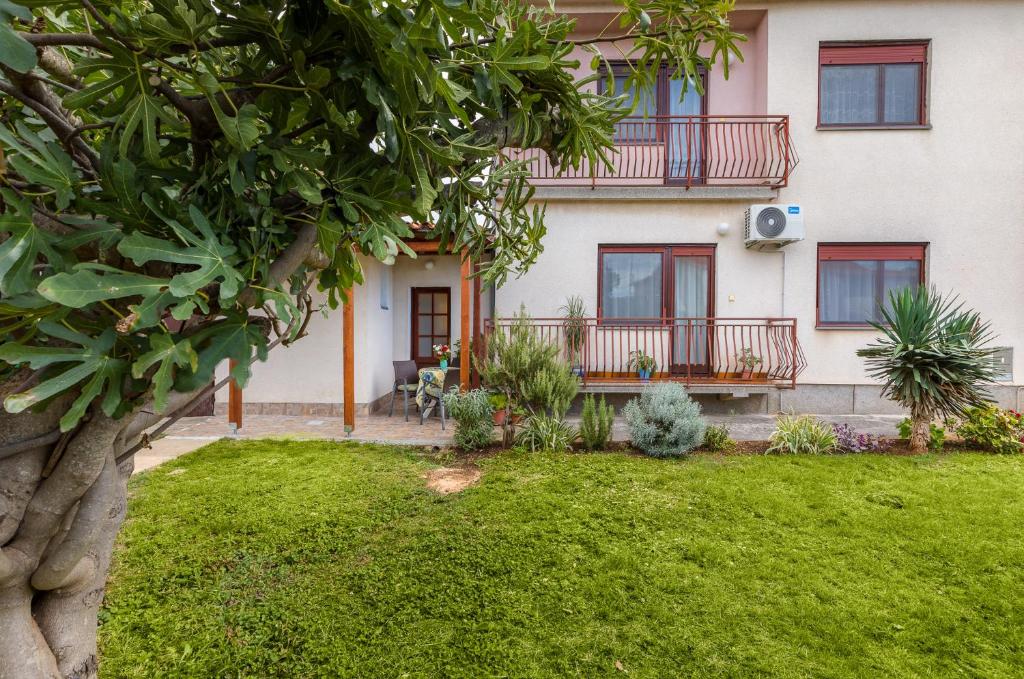 Studio Apartment Luciano in a Quiet Location with Parking and a Yard — photo 1