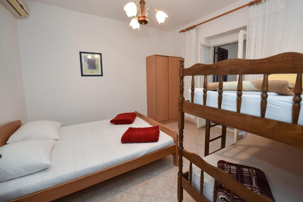 Apartments by the sea Metajna photo 2