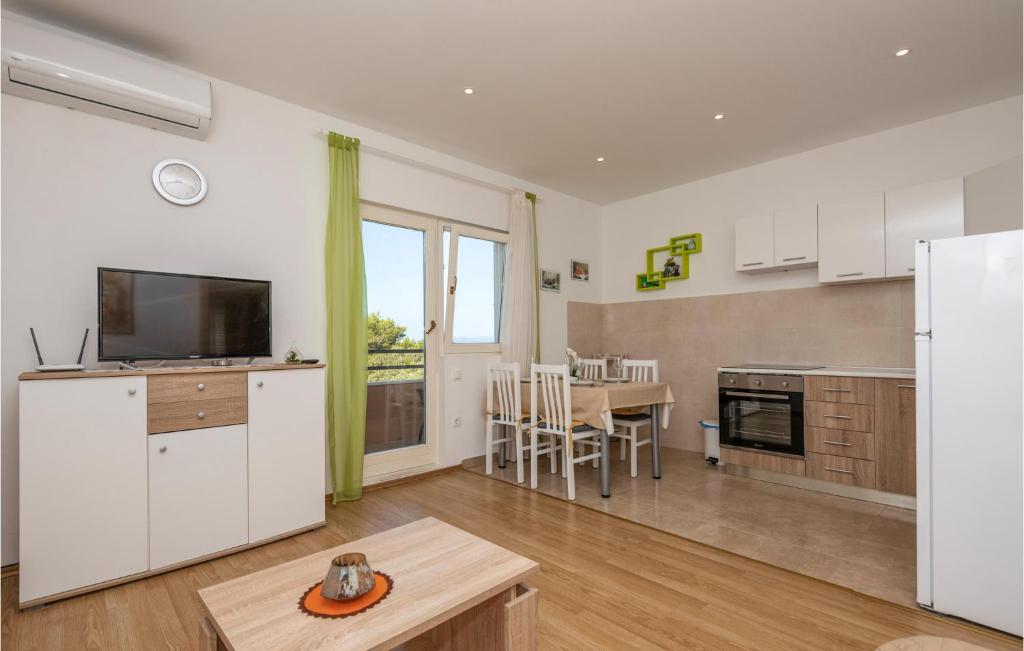 Gorgeous Apartment In Makarska With Wifi photo 3