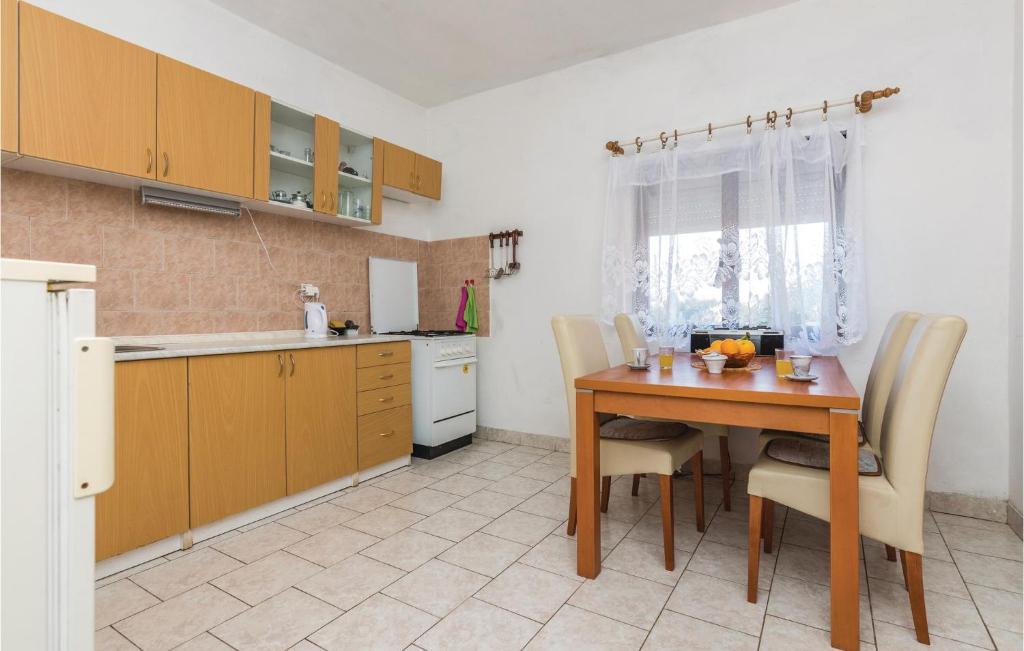 Three-Bedroom Holiday Home In Sikovo photo 2
