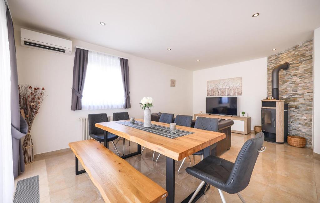 Gorgeous Home In Vrsi With Wifi photo 3
