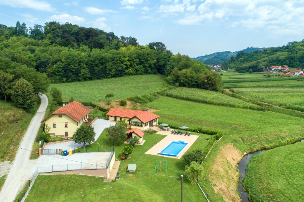 Ruralna kuca 'Villa Zagorka' za odmor sa bazenom i bočalištem — photo 1