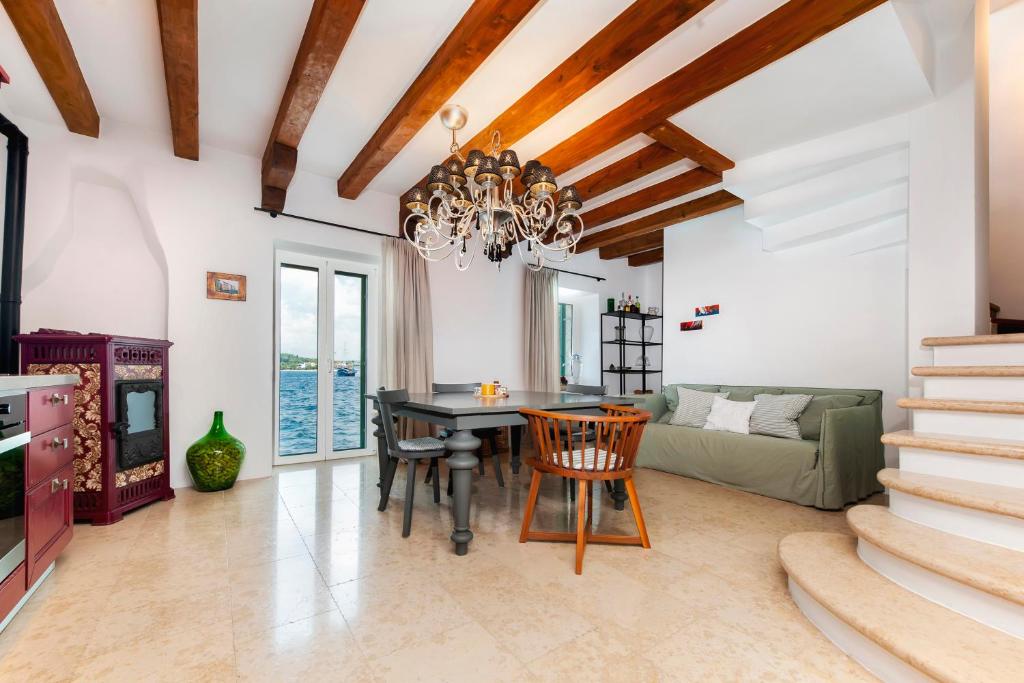 Seaside House Andrea - 3BR with balcony & sea view by Irundo — photo 1