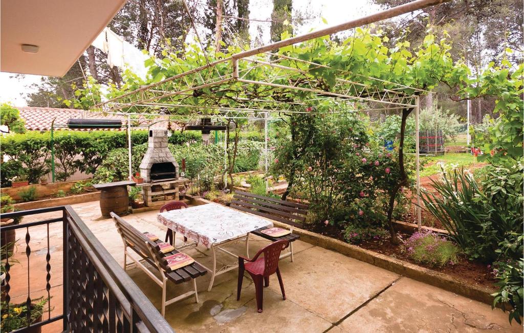 Two-Bedroom Apartment In Fazana photo 3