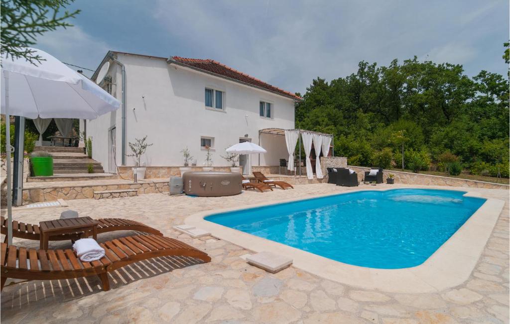 Cozy Home In Hrvace With Jacuzzi — photo 1