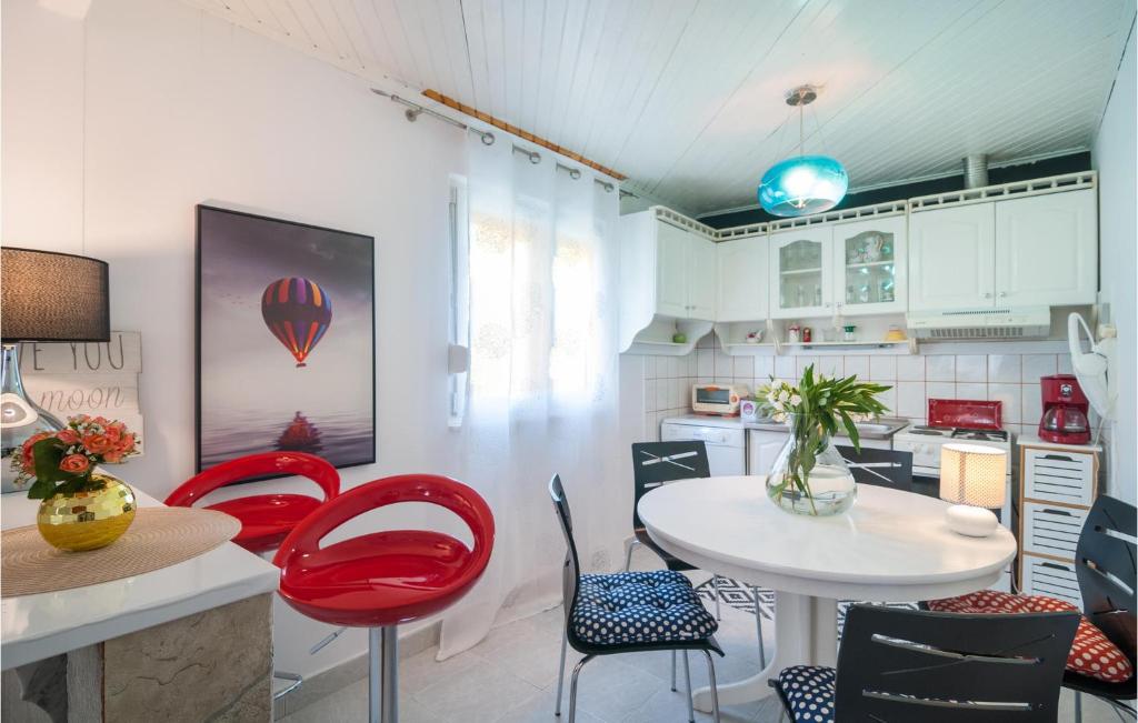 Cozy Home In Hrvace With Jacuzzi photo 2