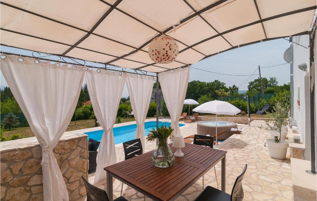 Cozy Home In Hrvace With Jacuzzi photo 3