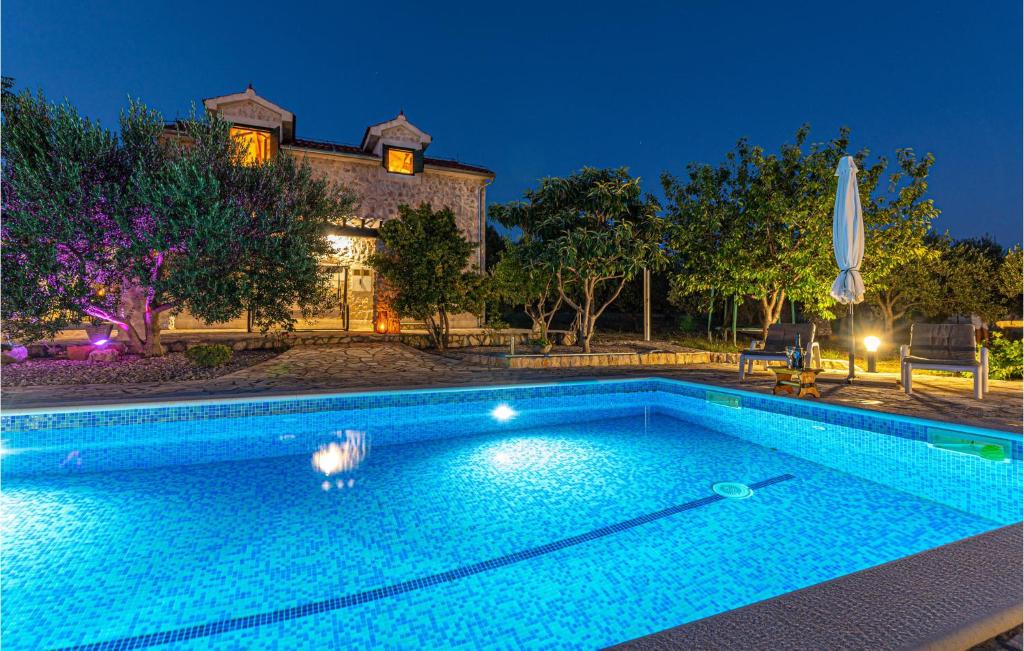 Three-Bedroom Holiday Home In Lozovac — photo 1