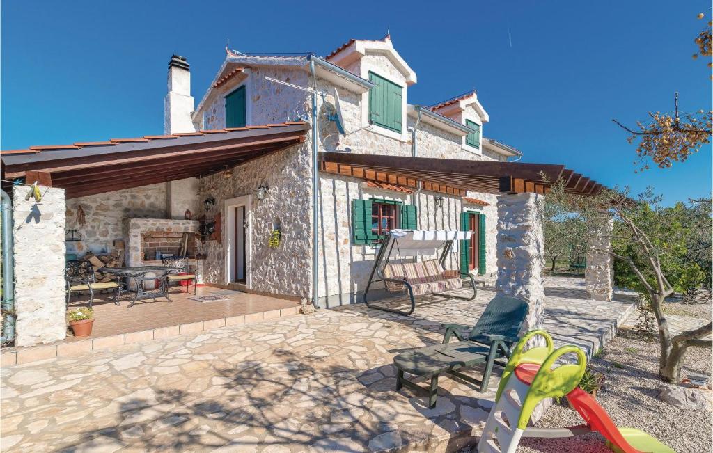 Three-Bedroom Holiday Home In Lozovac photo 2