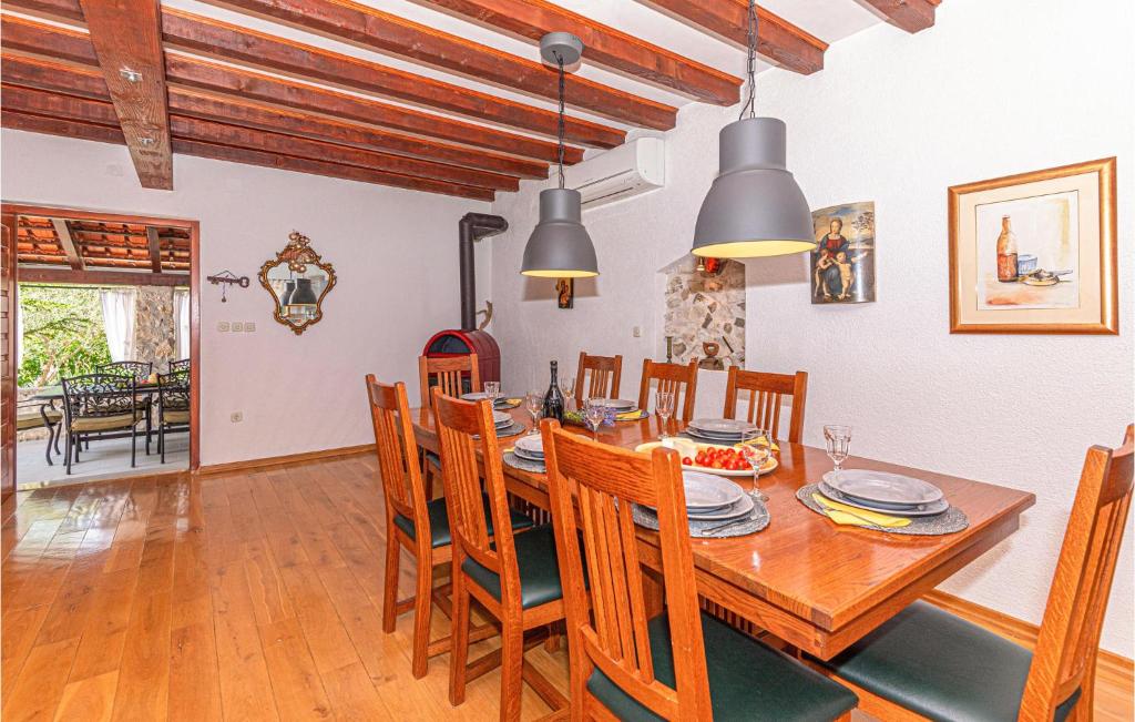Three-Bedroom Holiday Home In Lozovac photo 3
