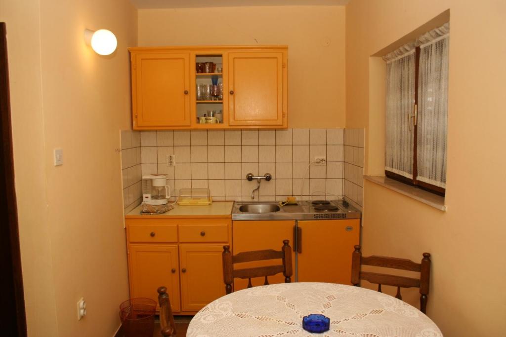 Apartments and rooms by the sea Sucuraj photo 3