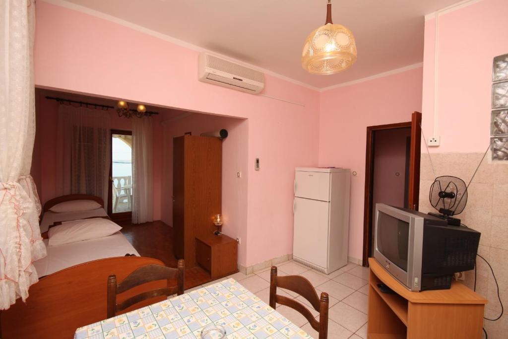 Apartments by the sea Metajna photo 3