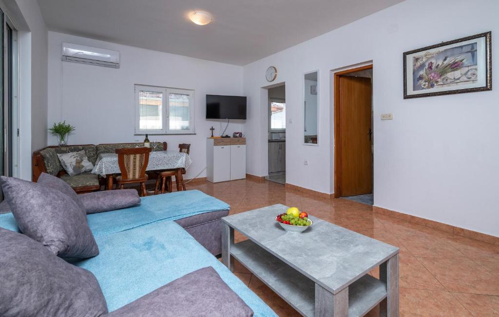 3 Bedroom Beautiful Apartment In Peroj photo 3