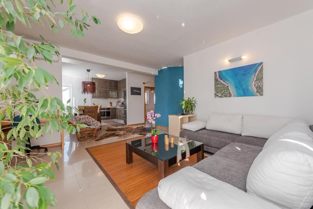 Romantic Oasis Apartments photo 2